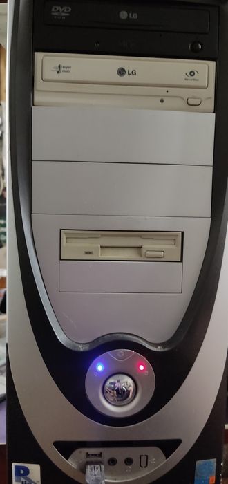 Продам системный блок монитор клавиатуру мишка колонки