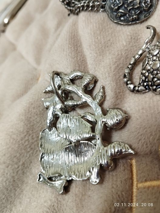 Оригінальні посріблені кулон та брошки