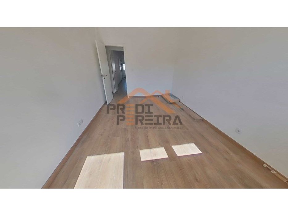 Apartamento T3 totalmente remodelado - Santo António dos Cavaleiros...