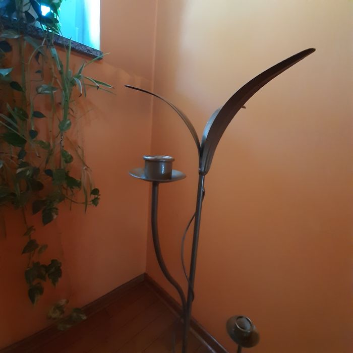 Metalowe świeczniki i stojak na wino