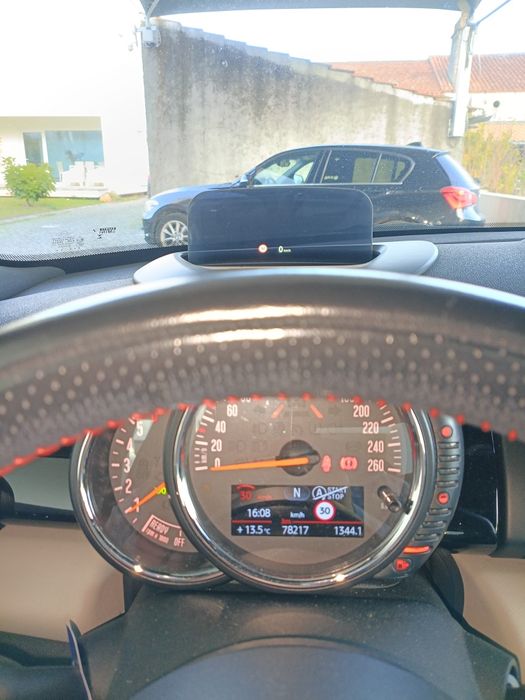 Mini Cooper D com todos os extras, sempre assistindo na marca.