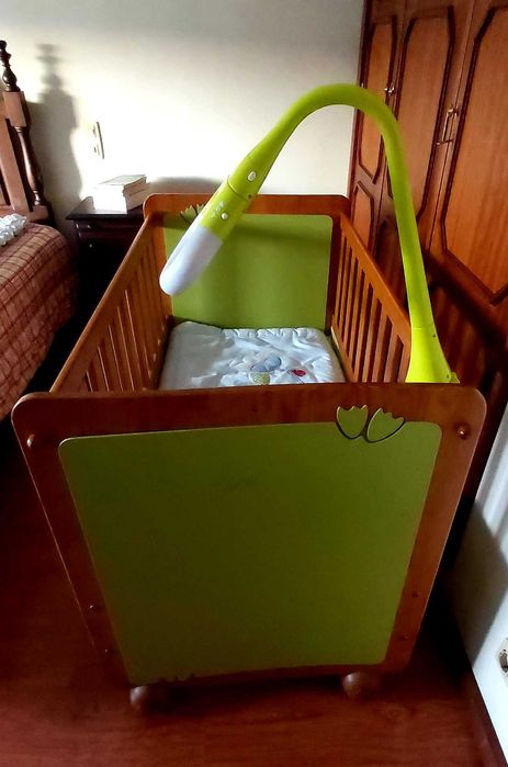 Cama para bebé + colchão + móbile Chicco - marca Harpa Baby + colchão