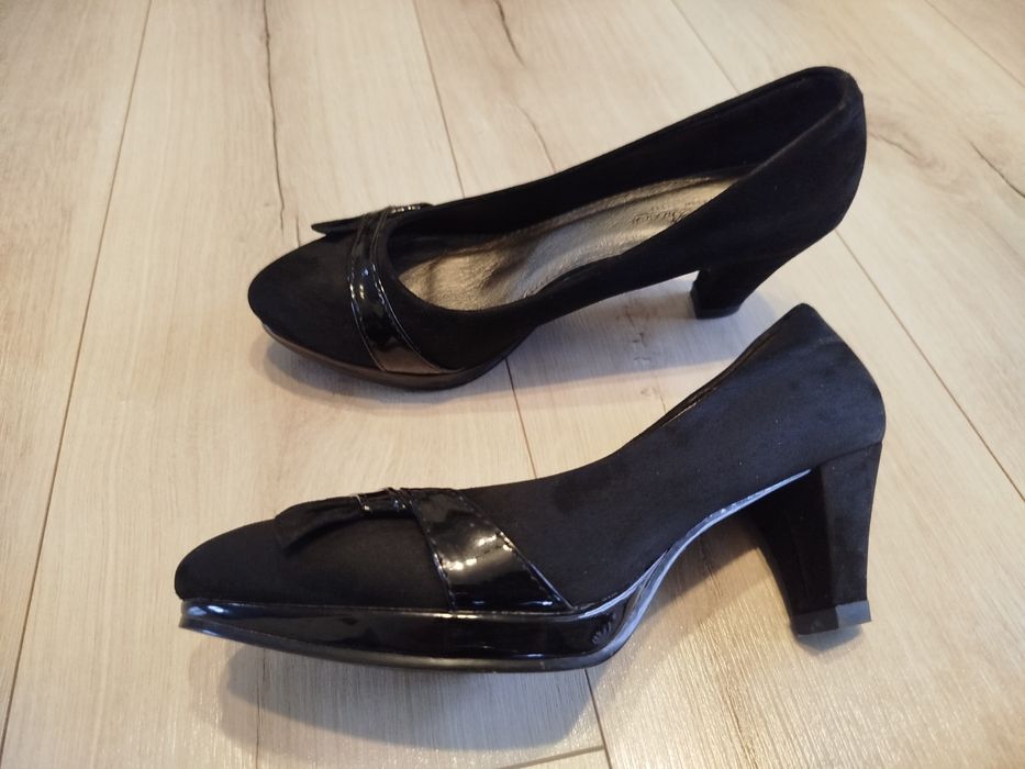 Czarne zamszowe buty na obcasie. Rozmiar 39.