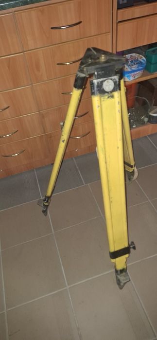 Statyw geodezyjny drewniany