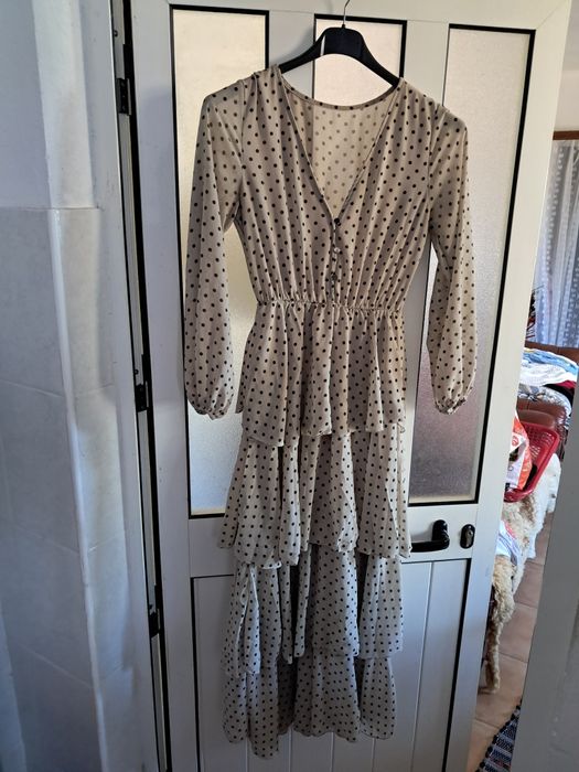 Vestido creme com bolinhas pretas