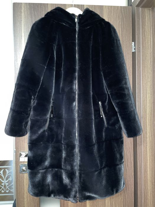 Жіноча шуба чорного кольору