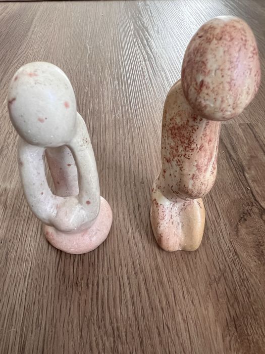 Estatuetas em pedra.