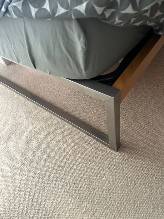 Cama de casal em faia e base em  aço
