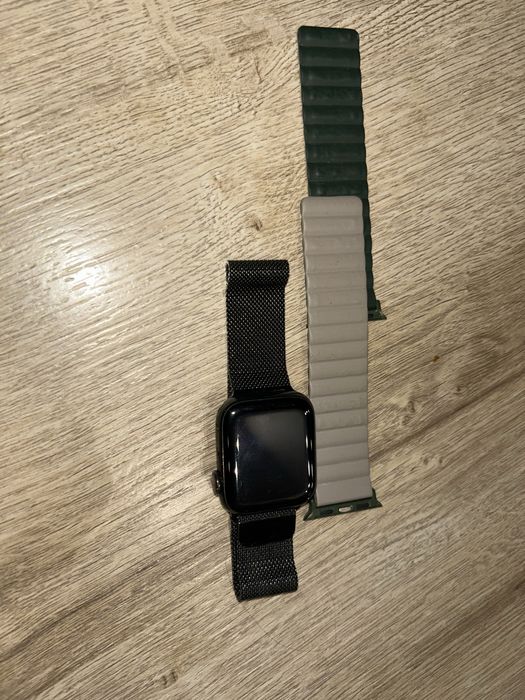 - Apple Watch Series 5, 40 mm, GPS + Cellular Stainless Steel Silver