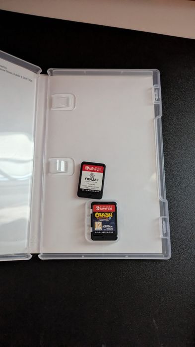 Nintendo switch com FIFA 22 e Crash bandicoot