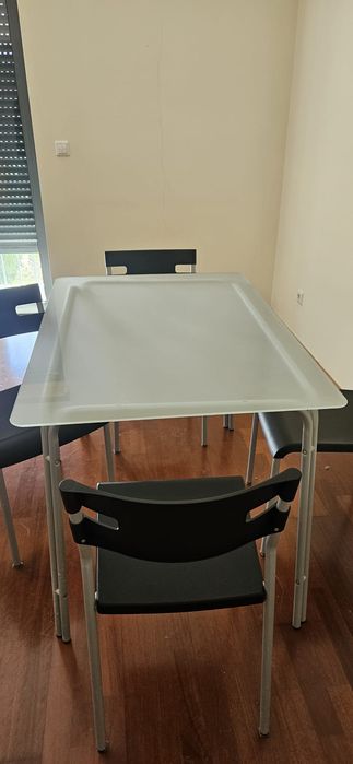 Mesa com 4 cadeiras