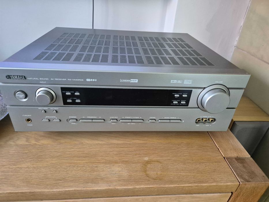 Amplituner Yamaha wraz głośnika firmy Eltax