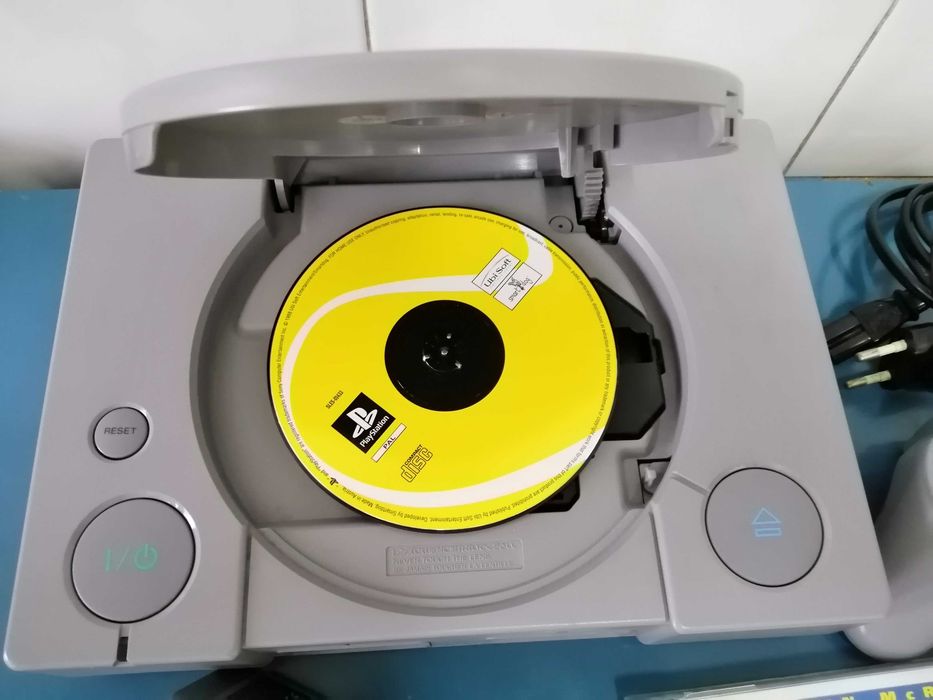 Playstation 1 com 2 jogos64298043456897121
