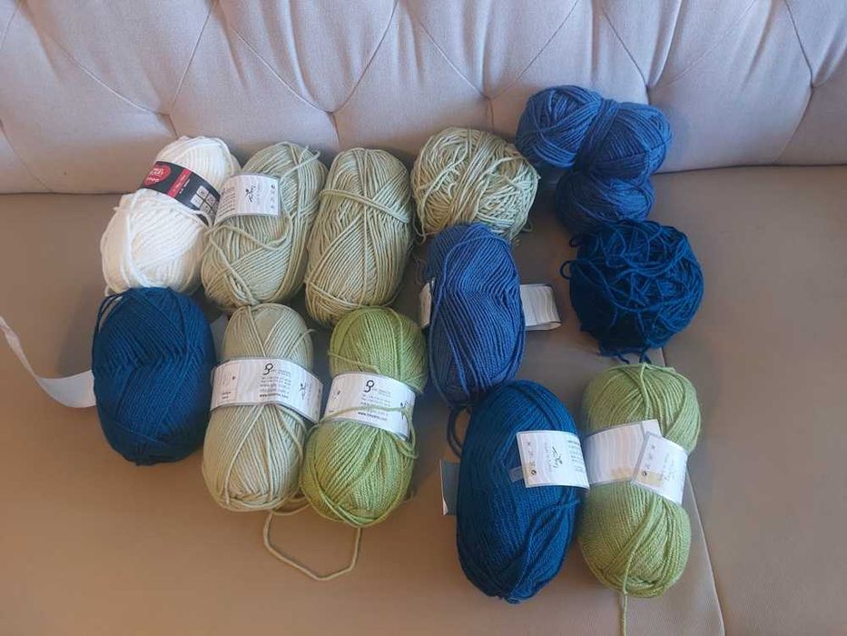 Vários novelos de 100grs Acrilico