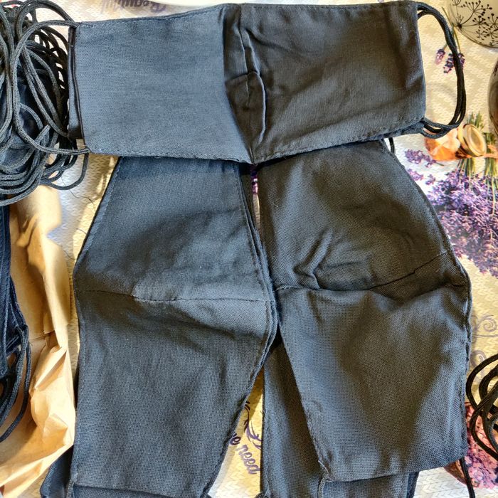 Маска тканевая лицевая,черного цвета.