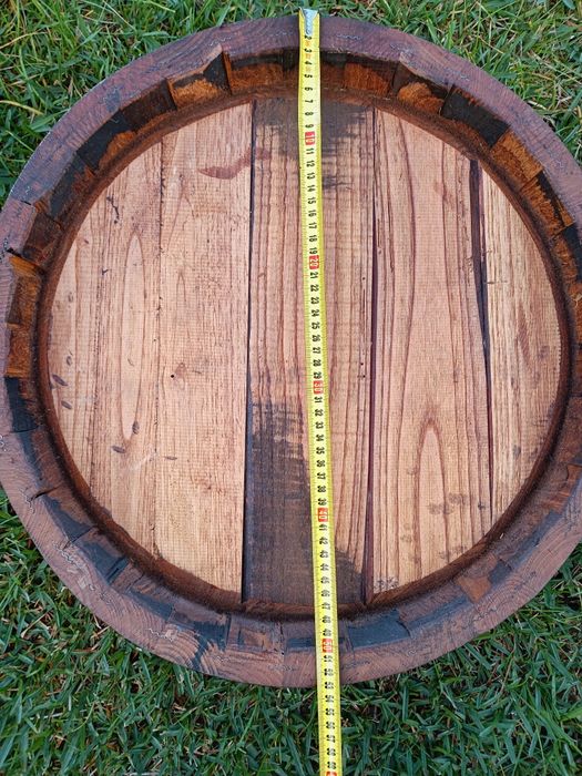 Topo de barril "PORTO BARROS" em madeira de carvalho com aros metálicos
Medidas: 50/10cm topo 
Exemplar estado de conservação
