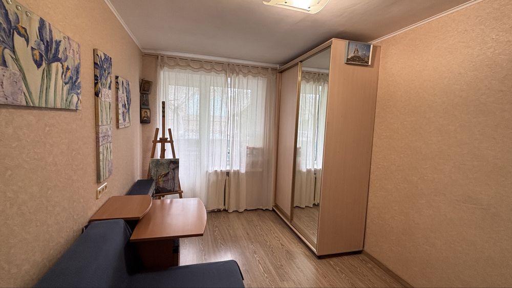 Продам 3к улучшенку 1й эт/9и кухня 9м газ, кирпич, м. Ботсад