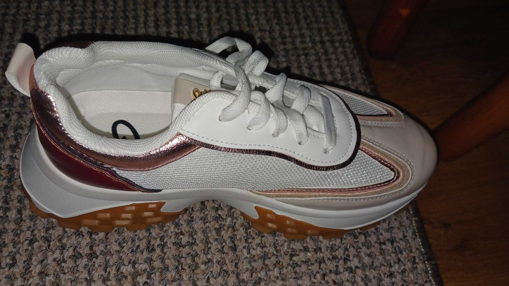 Кросівки  жіночі