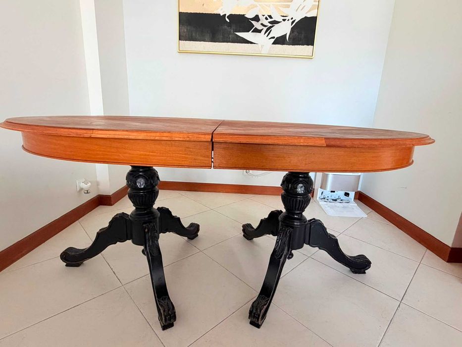 mesa extensível e 4 cadeiras estofadas