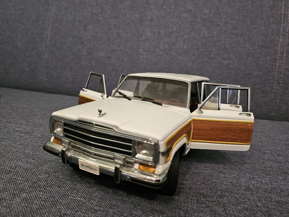 Model Jeep Grand Wagoneer 1/18 Autoart