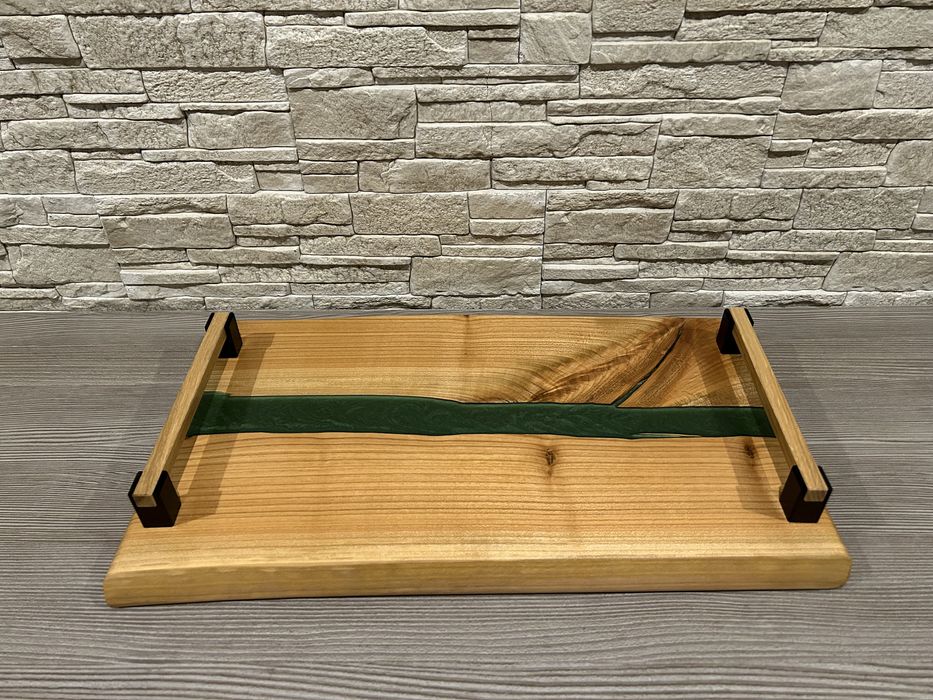 Tacka do serwowania z elementami żywicy epoksydowej