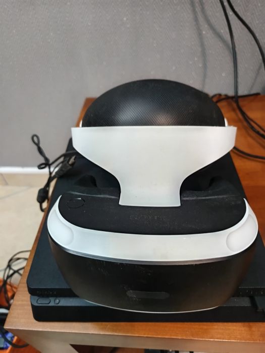 PlayStation 4 com óculos VR e 2 comandos