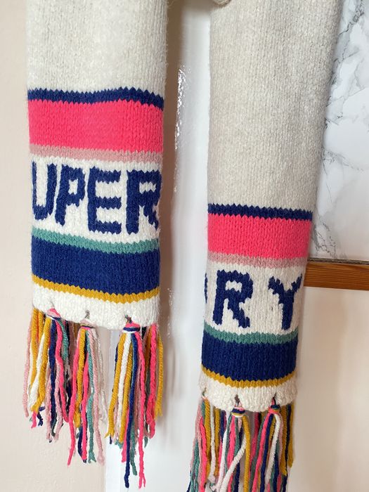 Szalik superdry kremowy neon z frędzlami na narty szal