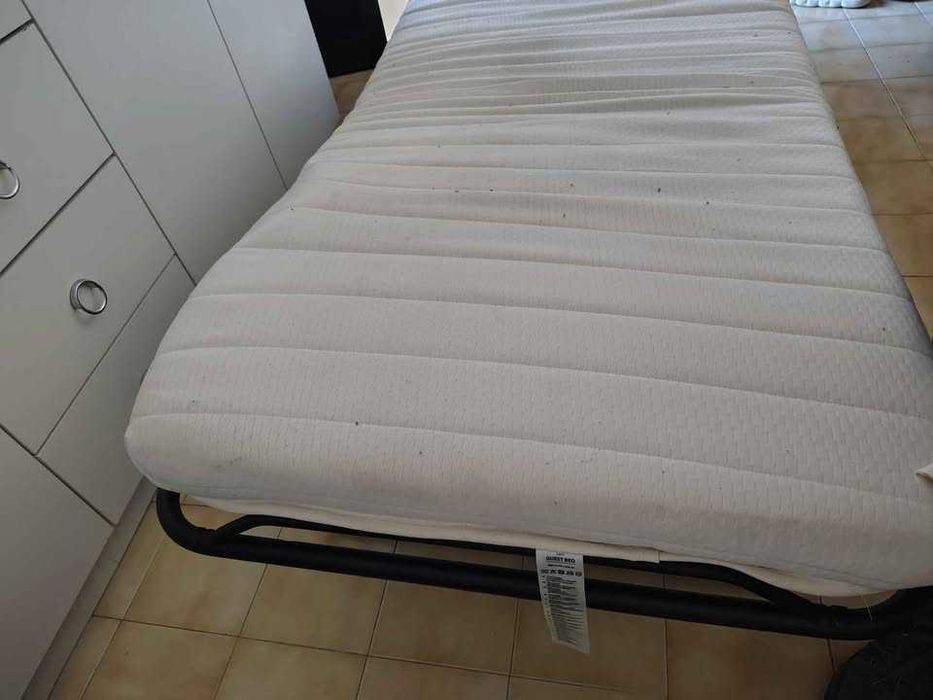 Cama usada em bom estado.