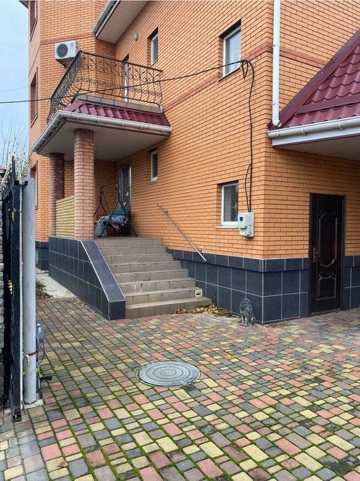 Оренда 1-го поверху будинку (100 м²) + Склад (30 м²)