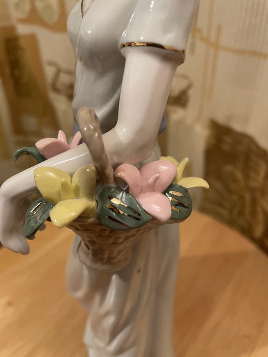 Статуэтка фарфор