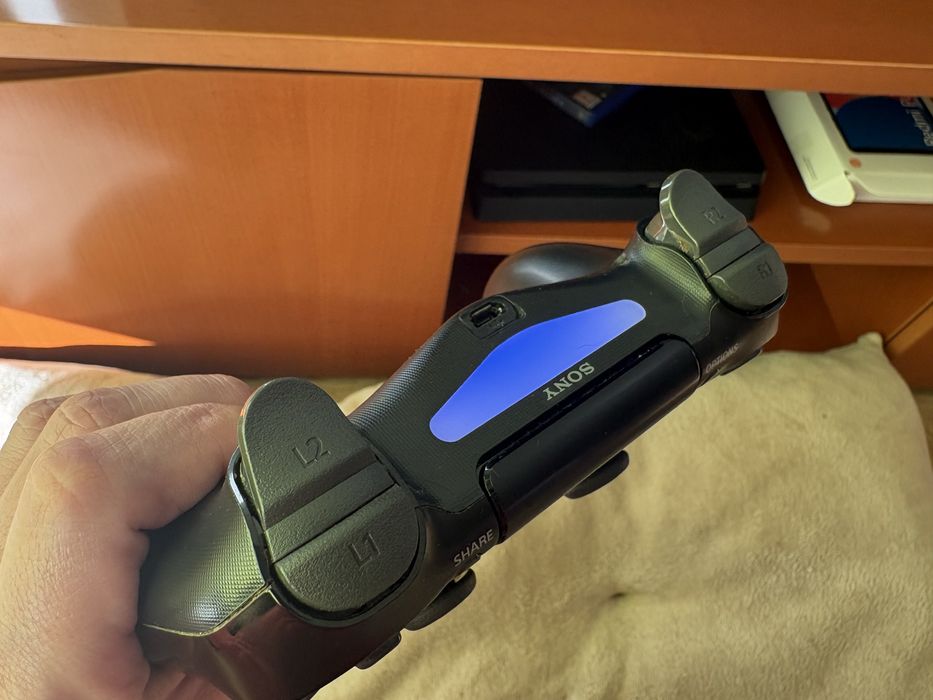 Playstation 4 com comando e jogo