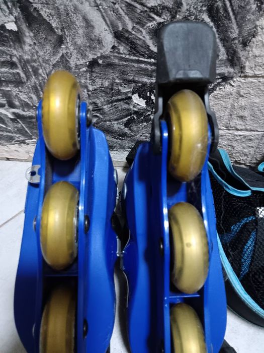 Продам ролики с наколенникамии