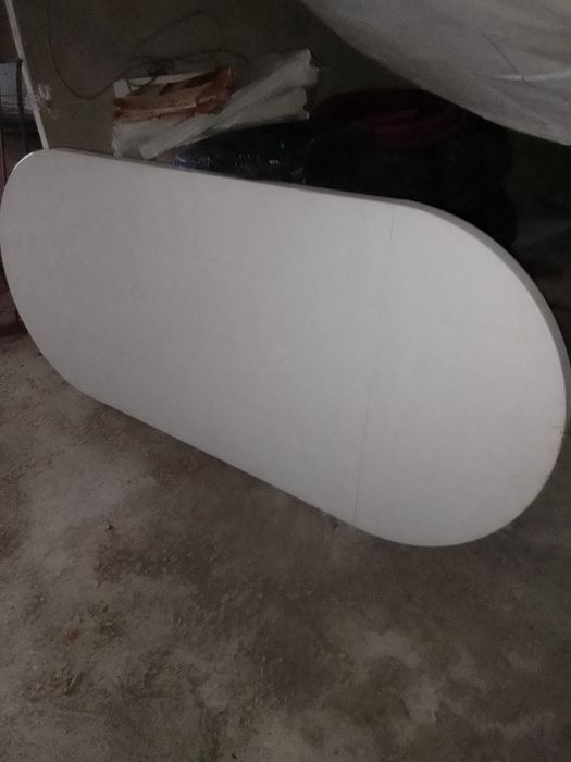 Mesa oval de PVC branca em bom estado