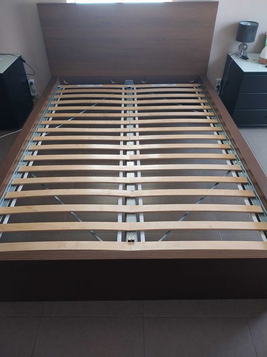 Cama castanha com estrado