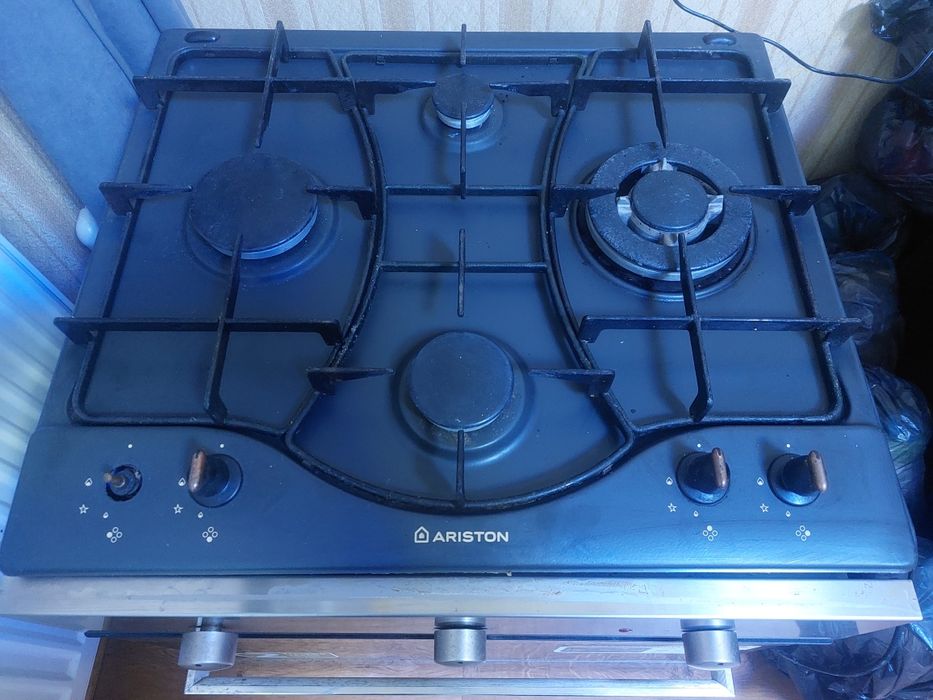 Продам газову поверхню ARISTON