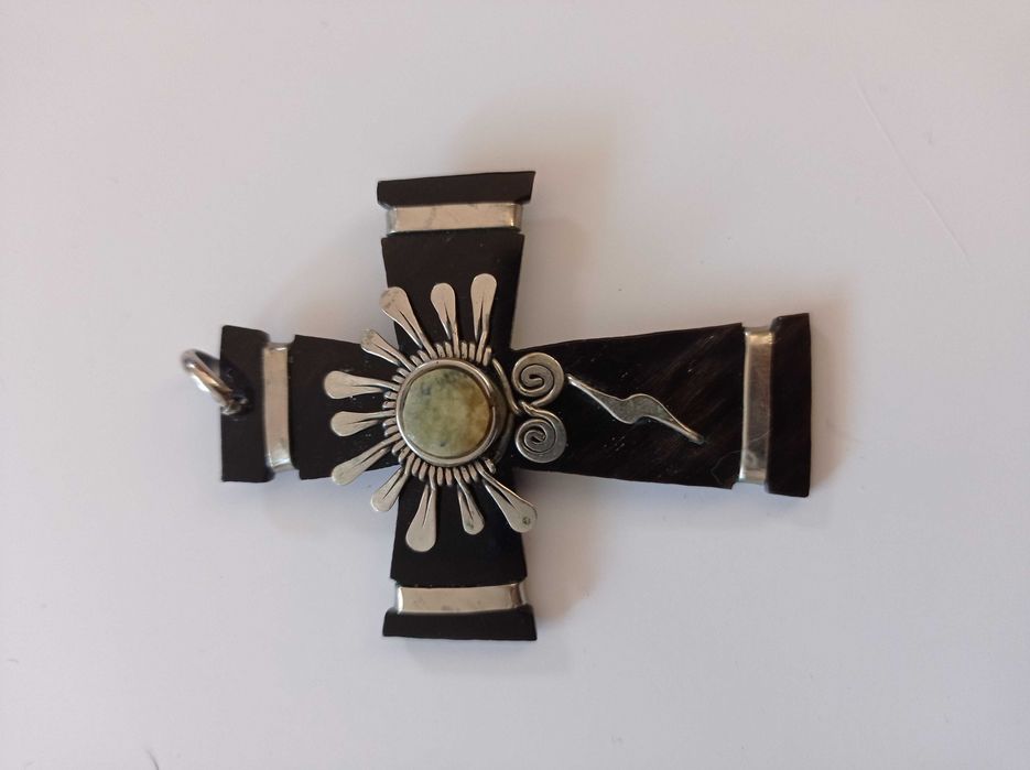 Cruz em prata, osso e pedra verde malaquite