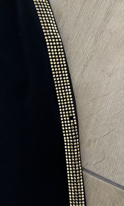 Czarna sukienka ze złotymi aplikacjami