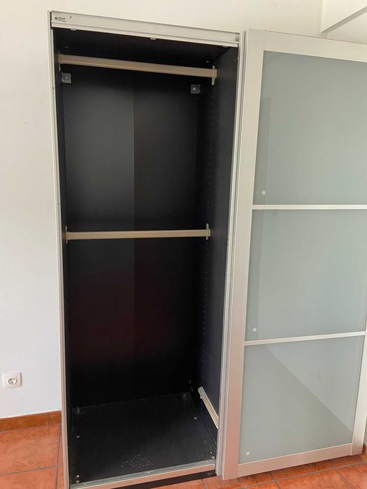 Roupeiro IKEA Pax com 2 portas deslizantes