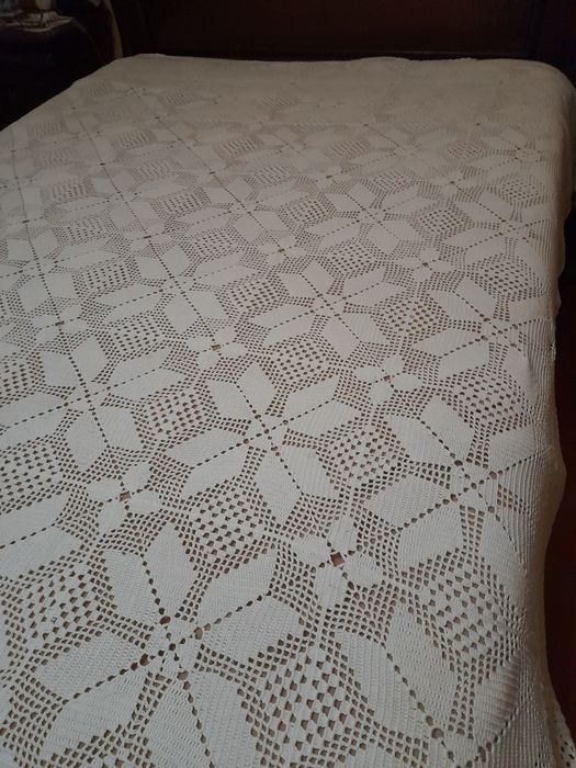 Handmade lace bedspread428623638541127682