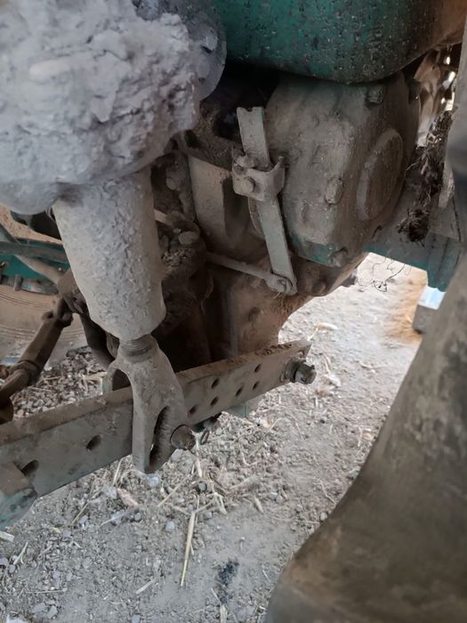 Трактор з документами.