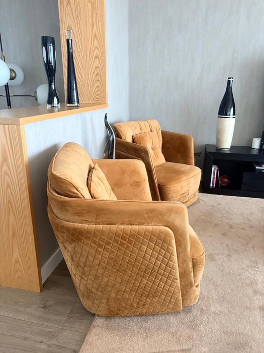 Cadeirões em camurça .