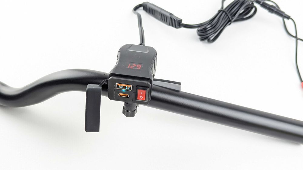 Зарядний пристрій USB + Type-C з вольтметром на кермо мотоцикла (QC3.0, 9-24V, IP67)