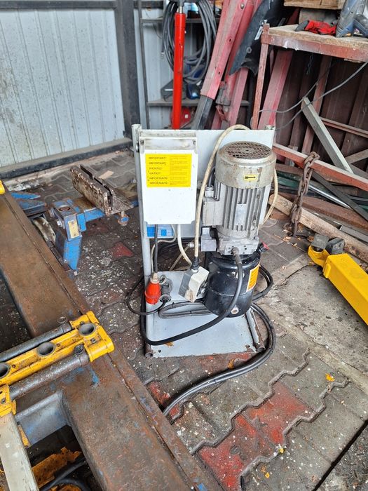 Rama blacharska Caroliner na podnośniku nożycowym