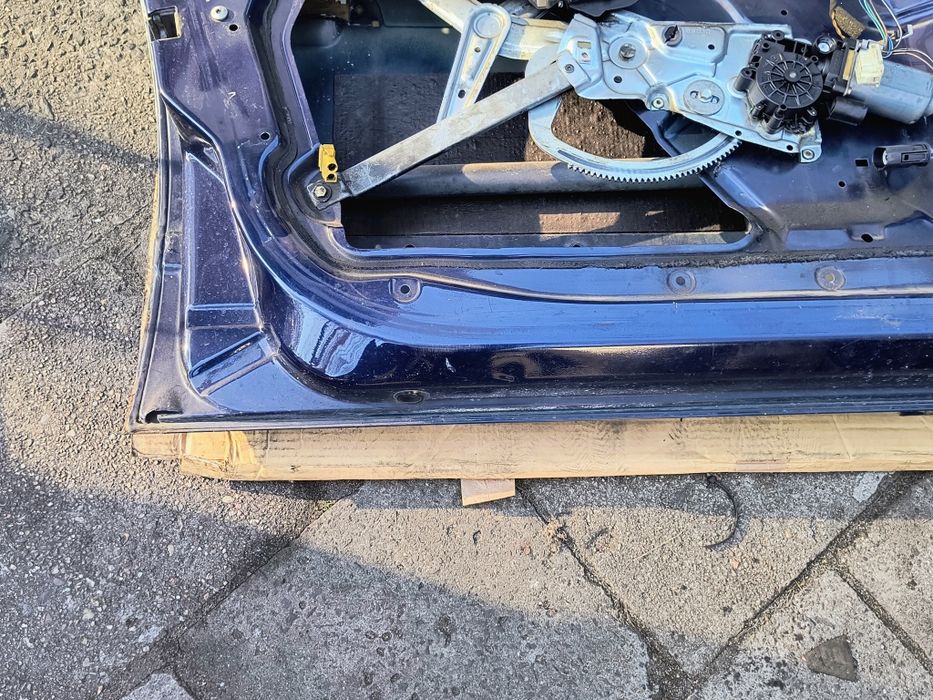 BMW E36 sedan drzwi Montrealblau Atlantisblau Cosmosschwarz