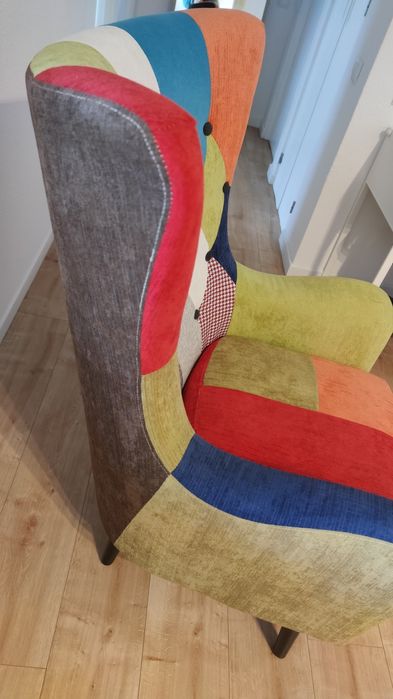 Cadeirão com estampa patchwork colorida