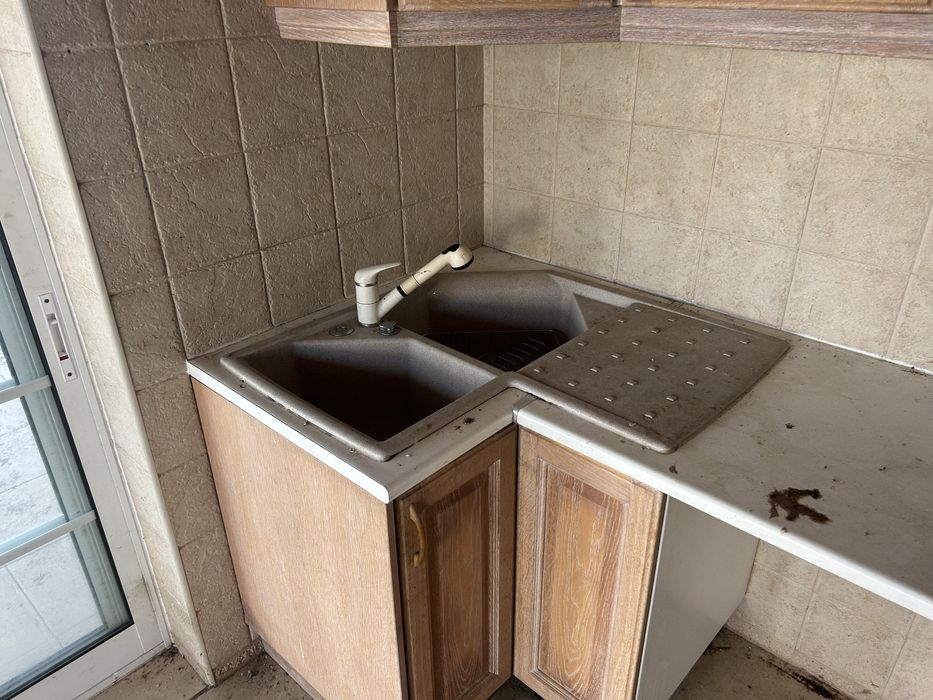 Cozinha usada com exaustor e lava loiça e triturador de residuos