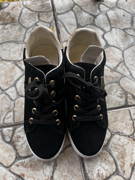 Жіночі кросівки