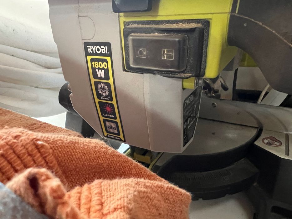 Serra de Esquadria Ryobi RTMS1800