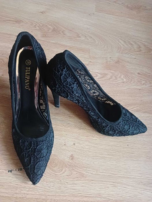 Buty na szpilce z koronki