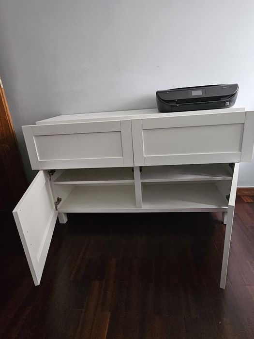 Cómoda com 2 portas e duas gavetas